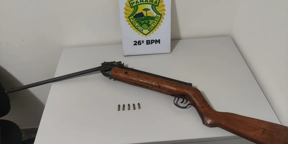 Durante buscas no imóvel, foi encontrada uma carabina de pressão modificada, escondida no teto da cozinha