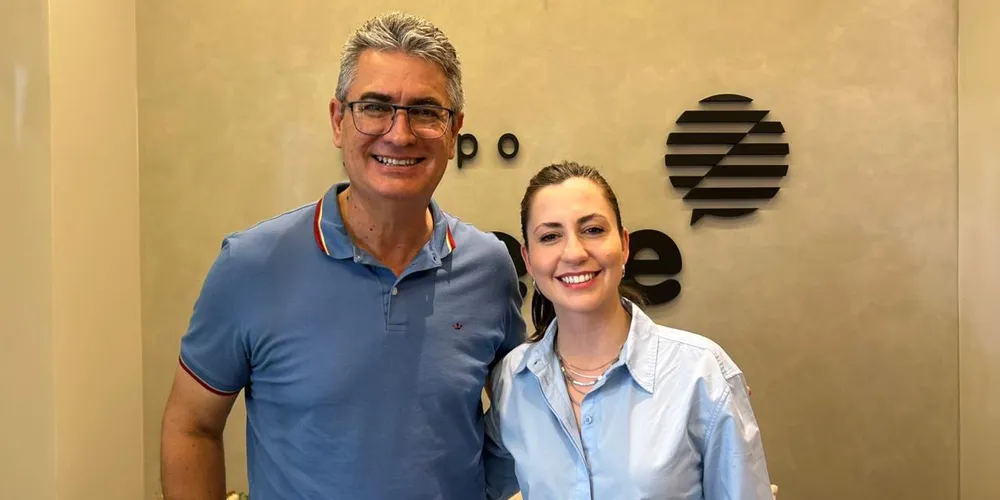 O vereador Julio Küller, presidente da Câmara de Ponta Grossa, e Karime Fayad (PSB), prefeita de Rio Branco do Sul