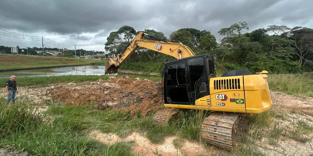 A primeira etapa da obra envolve a abertura do vertedouro para reduzir gradativamente o nível da água, além da retirada de peixes e preparação dos acessos para a entrada das máquinas