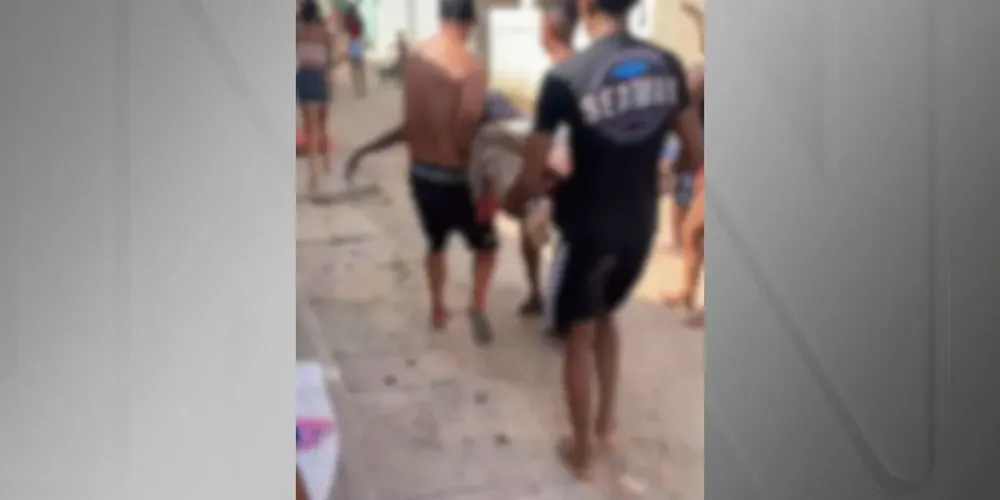 O jovem foi socorrido por populares com uma lesão grave na perna, mas não resistiu aos ferimentos