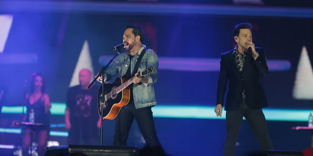 A dupla Zezé Di Camargo & Luciano se apresentou para mais de 50 mil pessoas no Verão Maior Paraná, em Matinhos
