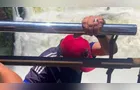 Turista se arrisca e pula grade do mirante da Garganta do Diabo, nas Cataratas do Iguaçu; veja vídeo
