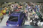 Detalhe em vídeo mostra motorista com celular na mão ao invadir supermercado com BMW