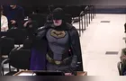 Homem vestido de Batman protesta contra ICE em conselho municipal nos EUA