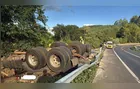 Caminhoneiro morre após saída de pista e tombamento na BR-376, em Tibagi