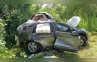 Carro colide contra dois caminhões e deixa homem morto e mulher ferida em Piraí do Sul