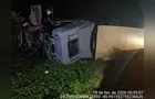 Caminhão tomba após colisão traseira e motorista fica ferido na PR-151 em Castro