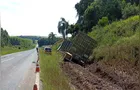 Motorista fica ferido após caminhão colidir contra barranco em Arapoti