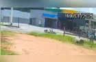 Mulher fica ferida após atropelamento por motocicleta em Ponta Grossa; vídeo