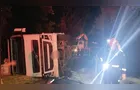 Motorista fica ferido após caminhão tombar na PR-441 em Tibagi