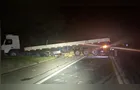 Caminhão colide contra barranco e derrama carga na PR-151 em Jaguariaíva