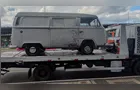Prefeitura apreende Kombi com R$ 125 mil em débitos durante fiscalização de trailers
