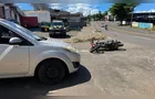 Mulher sofre fratura exposta em colisão entre moto e carro