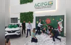 Ganhadora do veículo da Campanha Natal Encantado Acipg retira prêmio