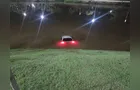 Carro cai em lago e fica parcialmente submerso em Ortigueira