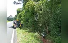 Veículo sai da pista e cai em barranco na PR-438, em Fernandes Pinheiro