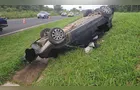 Veículo com placas de Ponta Grossa capota na PR-151 em Carambeí