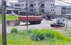 Câmera registra carro capotando e atingindo carreta violentamente