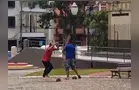 Homens são flagrados brigando na Praça dos Polacos em Ponta Grossa; veja o vídeo