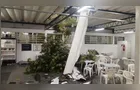 Vendaval derruba árvore em telhado de bar no Clube Verde em Ponta Grossa