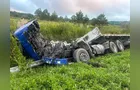 Milagre! Caminhão fica completamente destruído após colisão, mas sem feridos graves