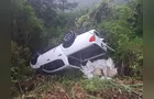 Caminhonete cai em ribanceira após colisão com caminhão na PR-364