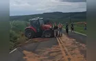Trator com pulverizador sai da pista e bate em barranco, em Arapoti