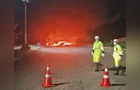 Incêndio de grandes proporções consome caminhões e bloqueia BR-277
