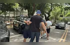 Policiais fantasiados de Chaves prendem cinco em blocos de carnaval em SP
