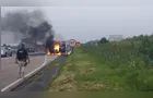 Van pega fogo na BR-277 e assusta motoristas em Balsa Nova; veja vídeo