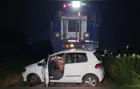 Mulher colide com trem, tem o veículo arrastado por 200m e fica presa às ferragens