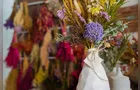 Arranjos desidratados transformam flores simples em arte