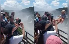 Bebê é levantado acima de proteção nas Cataratas do Iguaçu para foto e gera tensão