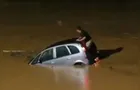 Homem quebra vidro e se salva de carro submerso em SC; veja vídeo