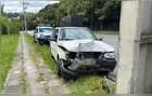 Pai e filho ficam feridos após atingir poste em Curitiba; motorista alegou apagão