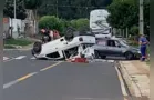 Colisão em cruzamento provoca capotamento em Ponta Grossa