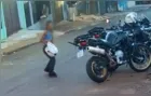 Mulher é filmada dançando, rebolando e danificando moto da PM no Paraná