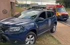 Mulher pula de carro em movimento com bebê no colo para escapar de agressão