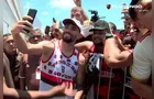 Paquetá veste camisa de organizada e festeja com torcida do Flamengo