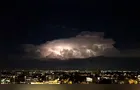 Vídeos mostram raios durante temporal que atingiu o litoral do Paraná