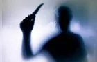 Homem mata companheira a facadas e foge com imagens do crime