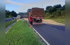 PR-151 fica interditada após tombamento de caminhão em Castro