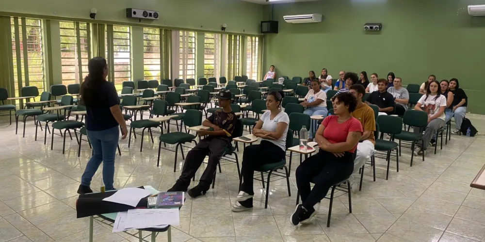 A formação está sendo ofertada na modalidade a distância (EAD), com dois encontros presenciais previstos