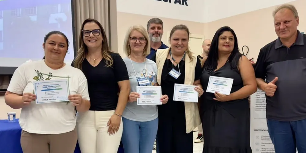 O evento para entrega reuniu todos os diretores das instituições municipais e a equipe da Secretaria de Educação