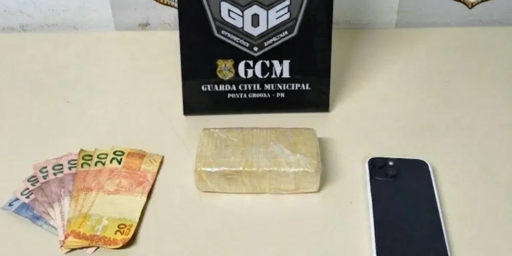 Foi localizada certa quantidade de crack, certa quantia em dinheiro trocado e um aparelho celular