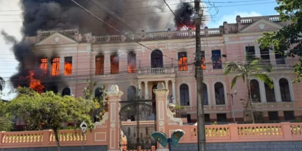 As chamas começaram no final da manhã deste sábado (4)