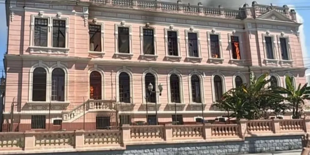 O incêndio no Instituto Estadual de Educação Dr. Caetano Munhoz da Rocha teve início por volta do meio-dia