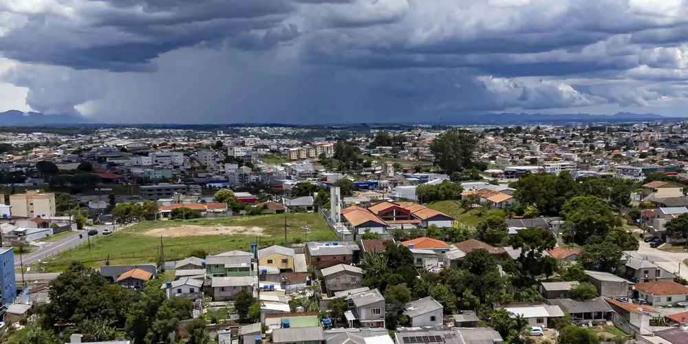 A segunda-feira (06) começou com maior presença de nebulosidade no Sul e no Leste do Paraná