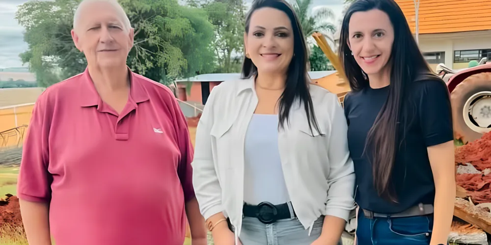 Professor Inácio, Elisangela Pedroso e a diretora Laura estiveram acompanhando as obras