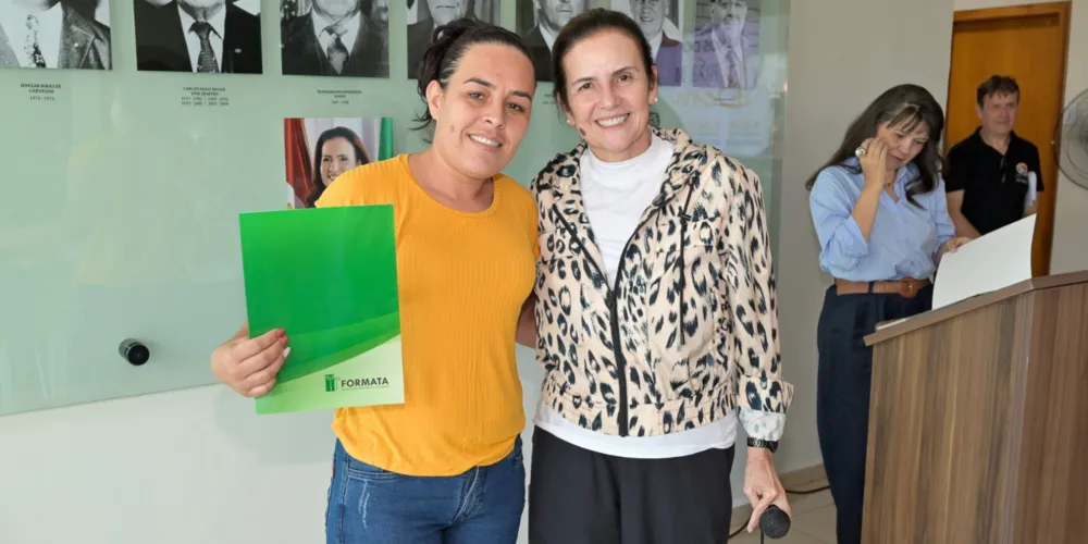 A prefeita Rita Araújo participou da entrega dos documentos